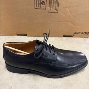 Clarks Men's Classic Black Leather Oxfords